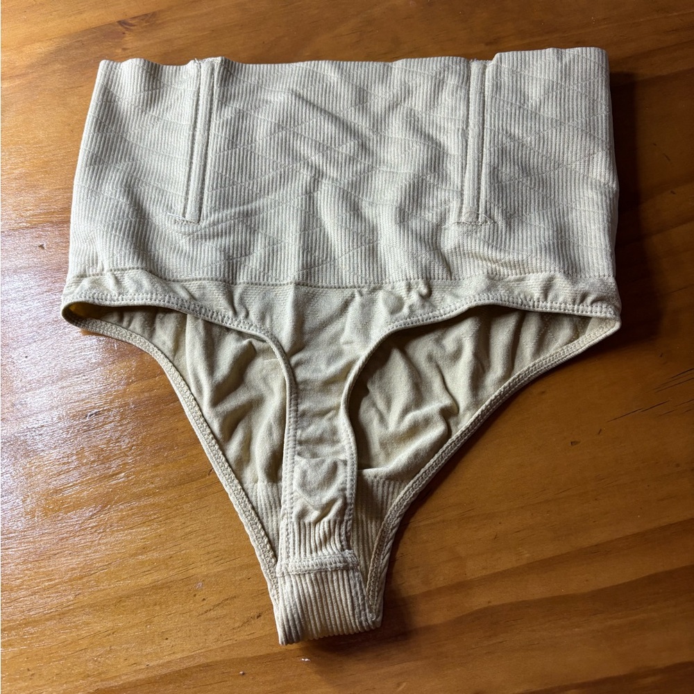 High-Waisted Ribbed Shapewear - Picture 2 of 2
